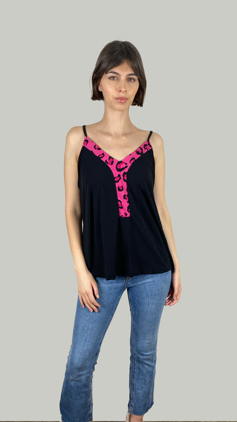 Polera Coni Negra Print fucsia